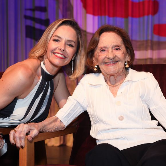 Laura Cardoso, aos 97 anos, foi tietada por Bianca Rinaldi em pré-estreia de filme 'Dona Rosinha'