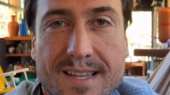 Aos 38 anos, ex-ator da Globo abandona rotina em busca de espiritualidade em Goiás: após trocar de nome, deixa o RJ e passa a morar em ônibus e sem luz