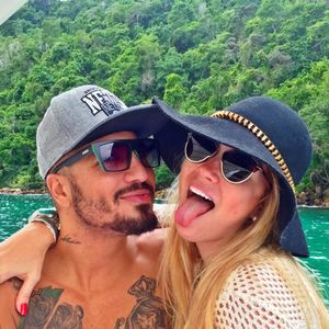 Aline Gotschalg também continuou seu relacionamento com Fernando Medeiros, com quem está junto até hoje