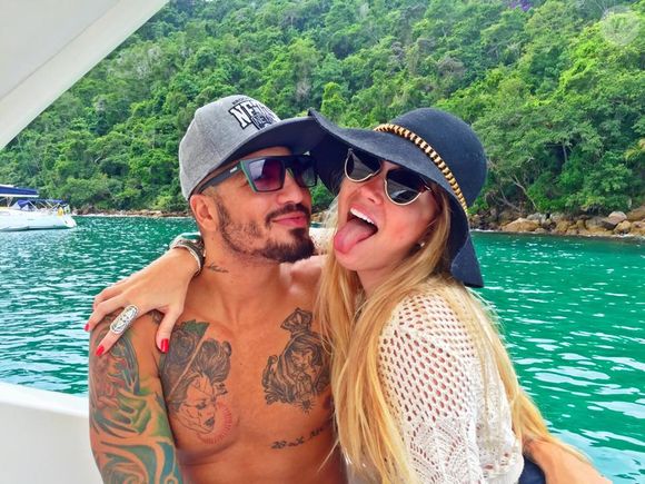 Aline Gotschalg também continuou seu relacionamento com Fernando Medeiros, com quem está junto até hoje