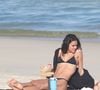 Bruna Marquezine aproveita dia de sol na praia de São Conrado antes de seu aniversário na Ilha Fisca