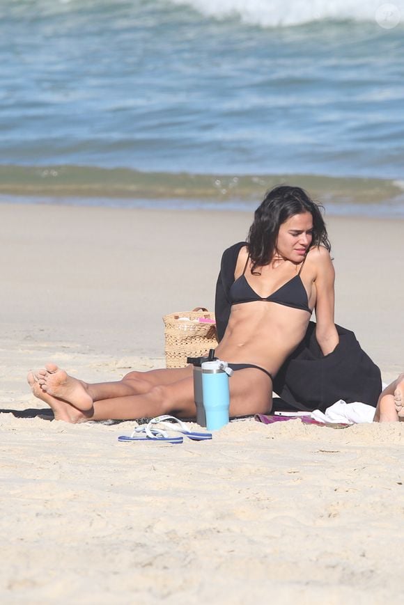 Bruna Marquezine aproveita dia de sol na praia de São Conrado antes de seu aniversário na Ilha Fisca