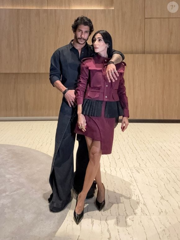 Namorado de Michelle Barros, Shia Phoenix foi acusado de surtar e maltratar a equipe da Record TV nos bastidores do podcast