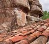 As casas caiadas de branco também são impressionantes, contrastando com o tom avermelhado das formações de arenito e conferindo à cidade uma aparência ainda mais pitoresca.
