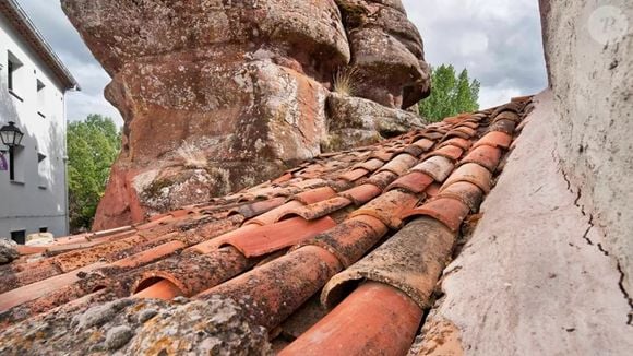 As casas caiadas de branco também são impressionantes, contrastando com o tom avermelhado das formações de arenito e conferindo à cidade uma aparência ainda mais pitoresca.