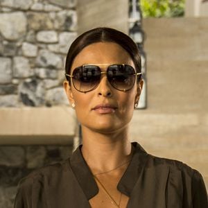 Looks que continuam atuais: Mais de dez anos depois, muitas produções usadas por Juliana Paes poderiam ser usadas perfeitamente nos escritórios de hoje. Neste look, que exala a estética corpcore, a personagem aposta em saia mídi com fenda, blusa social e óculos de sol, criando uma produção sofisticada que transmite puro luxo