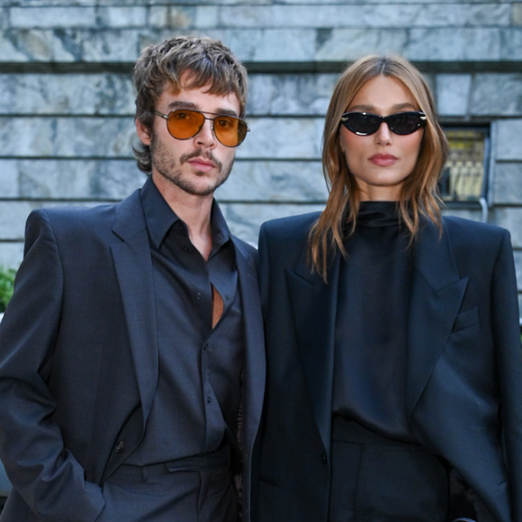Casais estilosos! Sasha Meneghel e João Lucas investem em alfaiataria elegante, e Isadora Cruz aposta em look dark e texturizado com o namorado no Rio Fashion Week