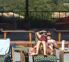 Michelle Barros e Shia Phoenix trocam carinhos na piscina da sede de 'A Fazenda 17' sob olhares atentos das câmeras
