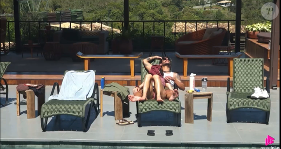 Michelle Barros e Shia Phoenix trocam carinhos na piscina da sede de 'A Fazenda 17' sob olhares atentos das câmeras