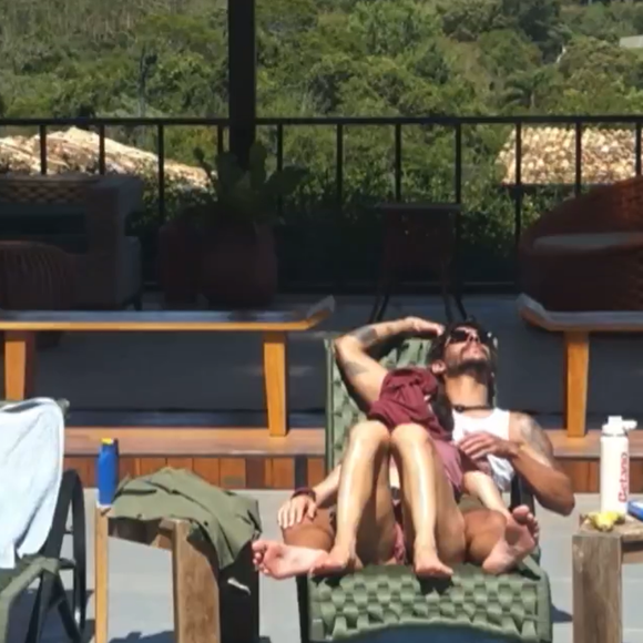 Michelle Barros e Shia Phoenix trocam carinhos na piscina da sede de 'A Fazenda 17' sob olhares atentos das câmeras