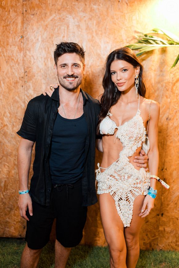 Vitória Strada usou look de crochê com recortes em festa de fim de ano com o namorado, Daniel Rocha