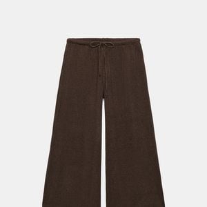 A Primavera 2026 é uma oportunidade para apostar em roupas mais leves e explorar novas combinações. Nesse contexto, a calça boho-chic da Zara, vendida por R$ 179, chama a atenção pela modelagem ampla, pelas aberturas laterais e pela cintura alta com cós elástico