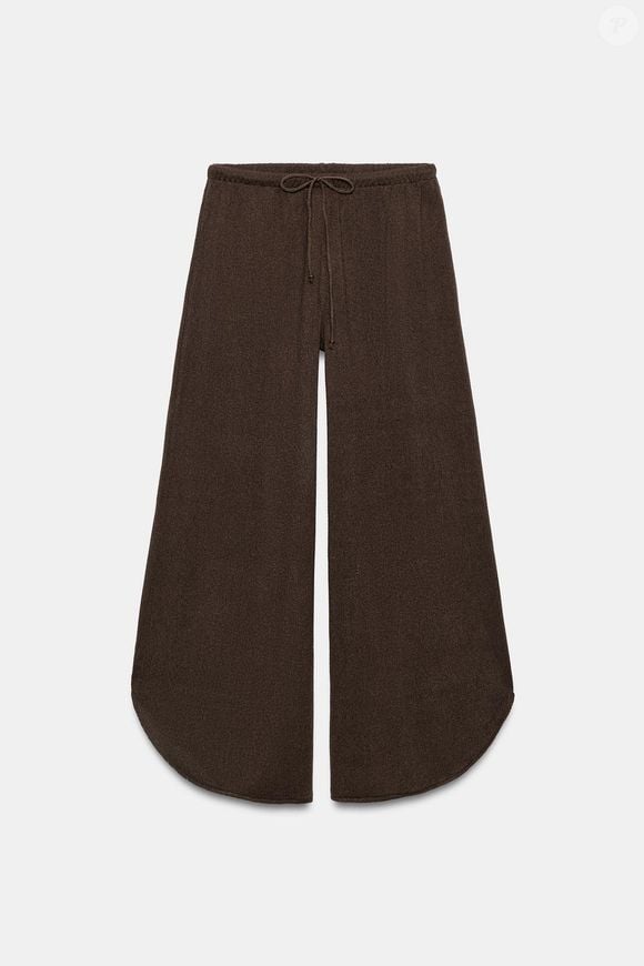 A Primavera 2026 é uma oportunidade para apostar em roupas mais leves e explorar novas combinações. Nesse contexto, a calça boho-chic da Zara, vendida por R$ 179, chama a atenção pela modelagem ampla, pelas aberturas laterais e pela cintura alta com cós elástico