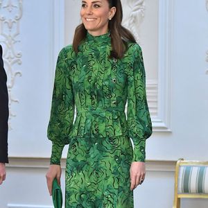 Kate Middleton também aposta em acessórios na cor verde, como sapatos, bolsas e adereços de cabelo, também dão um toque especial à produção!