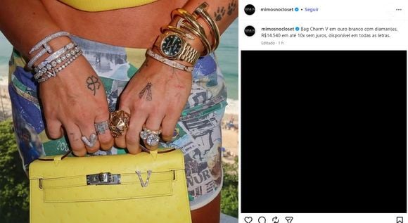 Virgínia colocou um charm da letra V na bolsa, feito de ouro branco e diamantes, que custa mais de R$ 14 mil