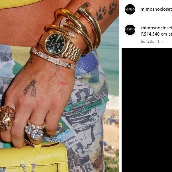 Virgínia colocou um charm da letra V na bolsa, feito de ouro branco e diamantes, que custa mais de R$ 14 mil