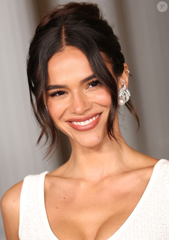 Beleza natural de Bruna Marquezine é sempre muito elogiada por fãs nas redes sociais