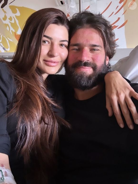 Casados desde 2015, o goleiro Alisson, do Liverpool, vive um relacionamento sólido com Natália Loewe Becker, médica e influenciadora digital que soma 397 mil seguidores no Instagram (@natalialbecker)