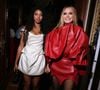 A beleza de Lou Samuel chamou atenção durante sua aparição na Paris Fashion Week: a filha de Heidi Klum usou os cabelos longos e cacheados soltos e surgiu sorridente ao lado da mãe