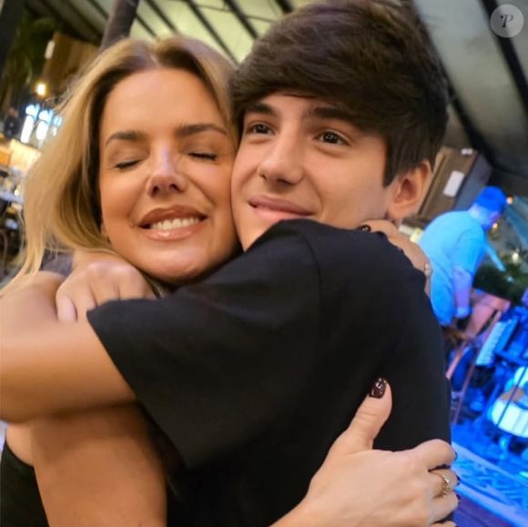 Mari Alexandre emocionou os seguidores com uma declaração de amor ao filho, Záion, de 17 anos
