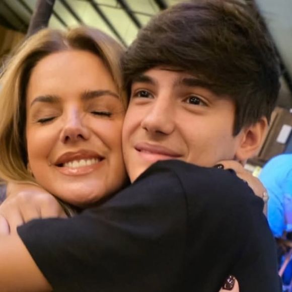 Mari Alexandre emocionou os seguidores com uma declaração de amor ao filho, Záion, de 17 anos