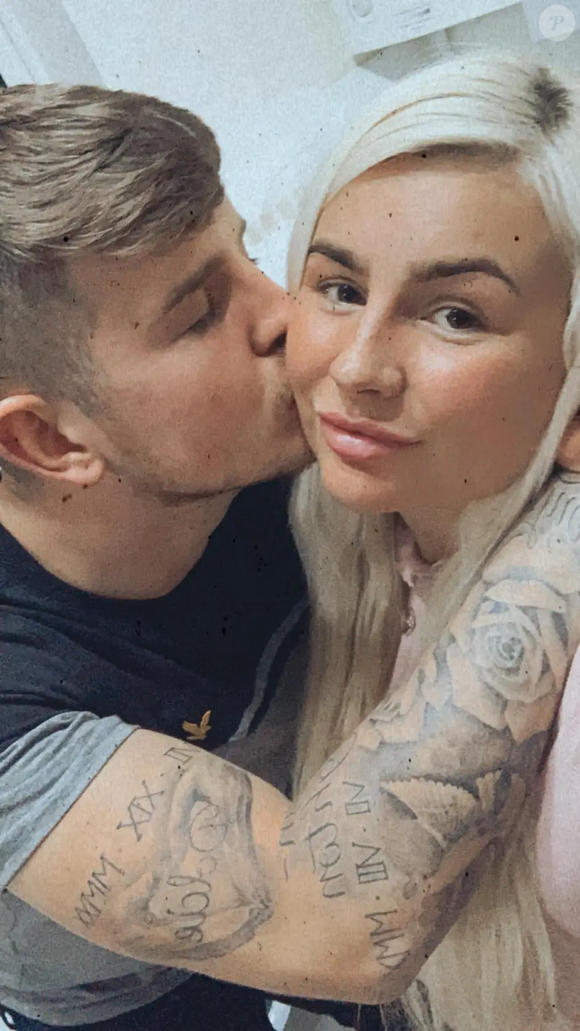 Em março de 2022, White foi condenada pelo assassinato de seu ex-namorado e pai de seus três filhos, Bradley Lewis, de 22 anos, após uma sequência de episódios que expõem a escalada da violência doméstica que permeava o relacionamento