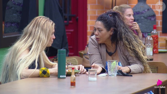 Darlin Ferratry assustou os peões de A Fazenda 18 ao tocar o sino e anunciar que deixaria o reality. Pouco tempo depois, a mãe de Lexa retornou à sede