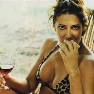 Com mais de 440 mil exemplares vendidos, o ensaio de Ângela bateu recordes e virou marco para mulheres maduras