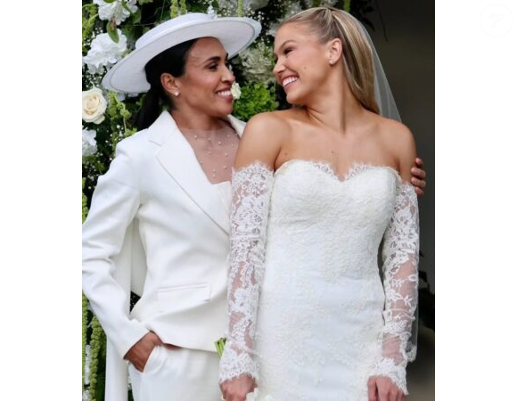 A jogadora de futebol Marta Silva oficializou sua união com a zagueira Carrie Lawrence na última sexta-feira (2),