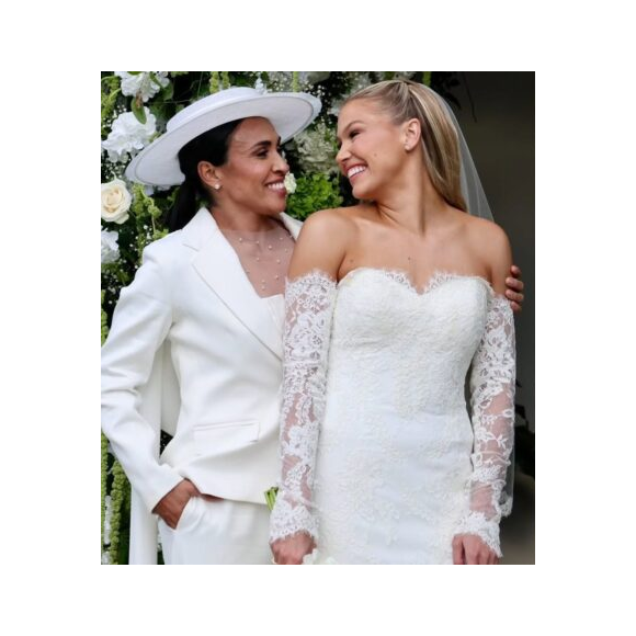 A jogadora de futebol Marta Silva oficializou sua união com a zagueira Carrie Lawrence na última sexta-feira (2),