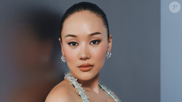 O Body Splash Rosas Brancas, da Paixão, mistura notas de lavanda, alecrim e bergamota, envolvidas pela delicadeza das rosas e por um fundo sofisticado de madeiras nobres e especiarias, quando aplicado sobre o Hidratante Monange Hidratação Intensiva Extrato de Algodão, o resultado fica ainda mais confortável e elegante, com um perfume floral de inspiração europeia que certamente conquistaria Sophie Baek, personagem de 'Bridgerton', interpretada por Yerin Ha