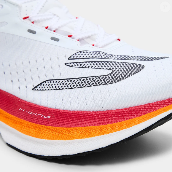 O novo Skechers Aero Razor aposta em tecnologias como a palmilha Arch Fit e a espuma HYPER BURST PRO para proporcionar mais estabilidade e melhor distribuição de impacto durante os exercícios