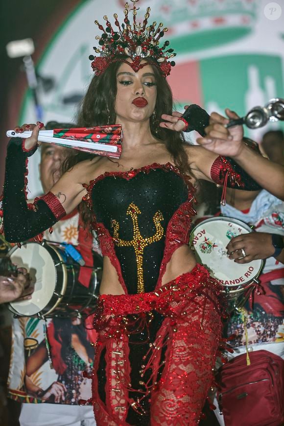Para Anitta, muito além do corpo, o fato de ser rainha de bateria é a chance perfeita para se conectar com a Grande Rio e a comunidade que faz o Carnaval ser possível