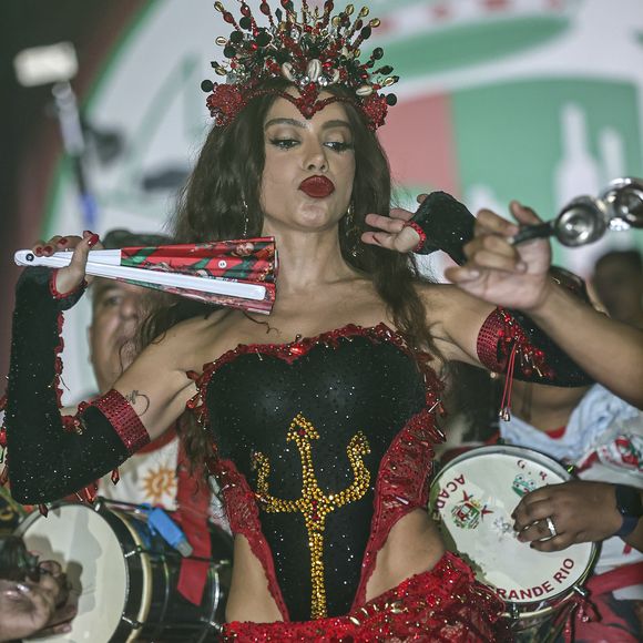 Para Anitta, muito além do corpo, o fato de ser rainha de bateria é a chance perfeita para se conectar com a Grande Rio e a comunidade que faz o Carnaval ser possível