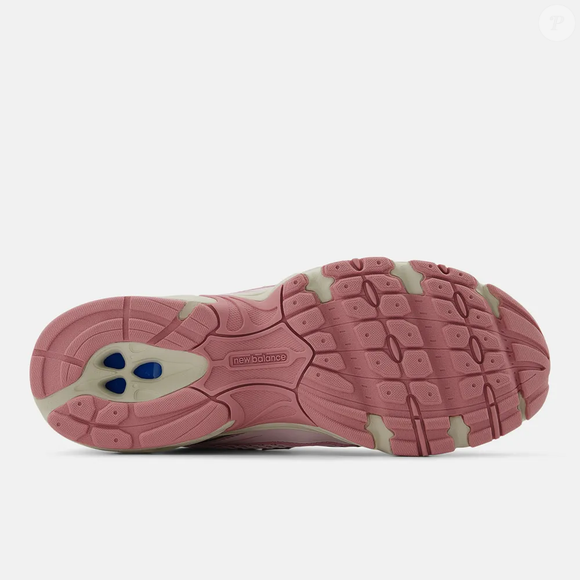 Os New Balance 740 em rosa 'petit suisse', tom que lembra o famoso 'rosa danoninho', parecem não ter concorrência quando o assunto é charme e delicadeza