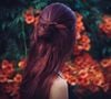 Tons mais escuros de cabelo ruivo, como o cherry red, evocam nostalgia e sensualidade na medida