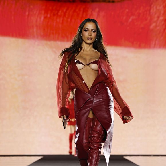 Anitta surpreende com versões antigas de hits antigos da época da Furacão 2000