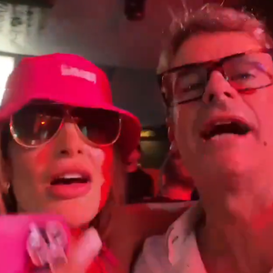 Em uma legenda de uma foto publicada nos stories, Urach escreveu: 'Veio no Baile do Presidente atrás de mim. Essa semana tem ferro nela'