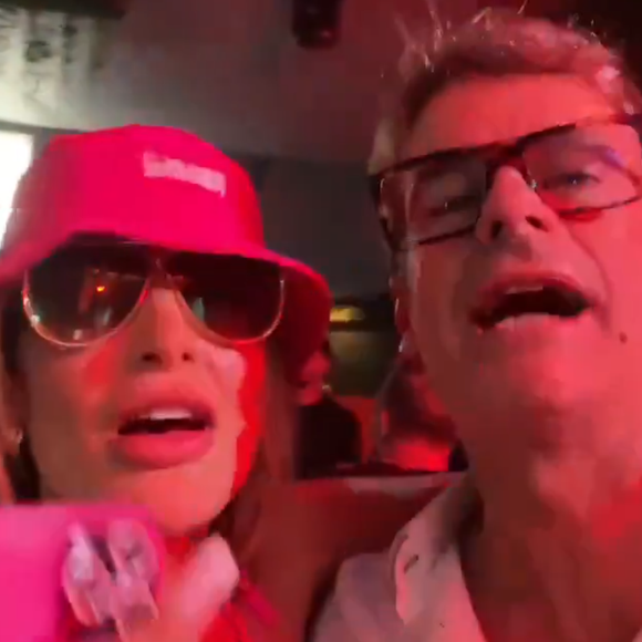 Em uma legenda de uma foto publicada nos stories, Urach escreveu: 'Veio no Baile do Presidente atrás de mim. Essa semana tem ferro nela'