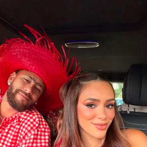 Neymar e Bruna Biancardi organizaram um arraiá fora de época no Guarujá, com decoração temática, brincadeiras, shows ao vivo e comidas típicas