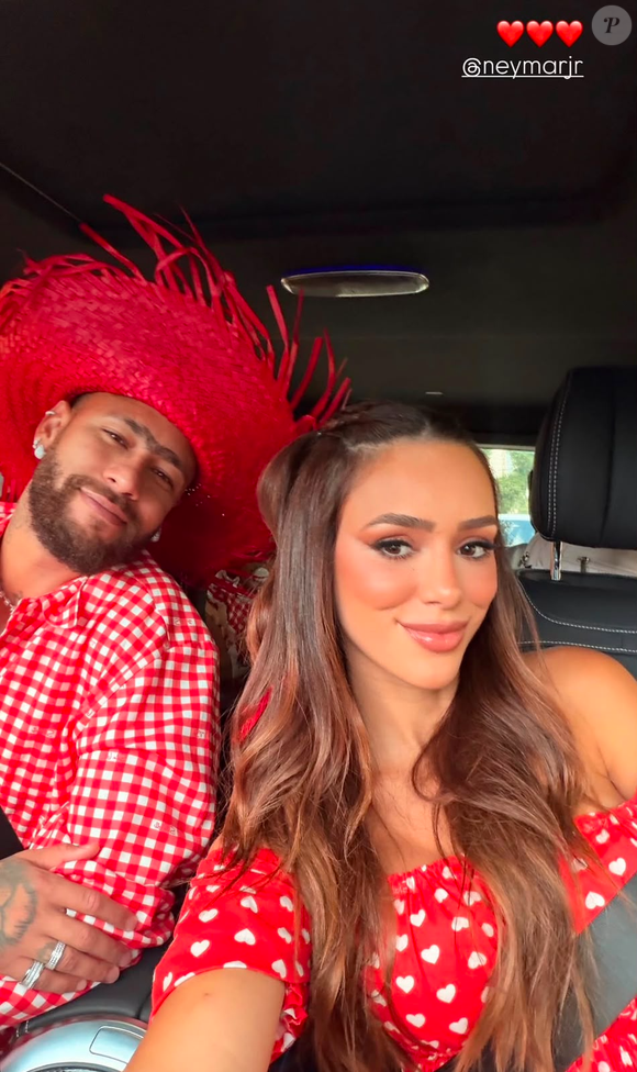 Neymar e Bruna Biancardi organizaram um arraiá fora de época no Guarujá, com decoração temática, brincadeiras, shows ao vivo e comidas típicas