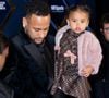 Neymar apostou em terno preto aveludado com padronagem floral e botas pretas robustas para a noite de gala