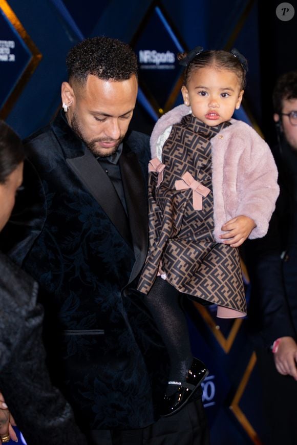 Neymar apostou em terno preto aveludado com padronagem floral e botas pretas robustas para a noite de gala