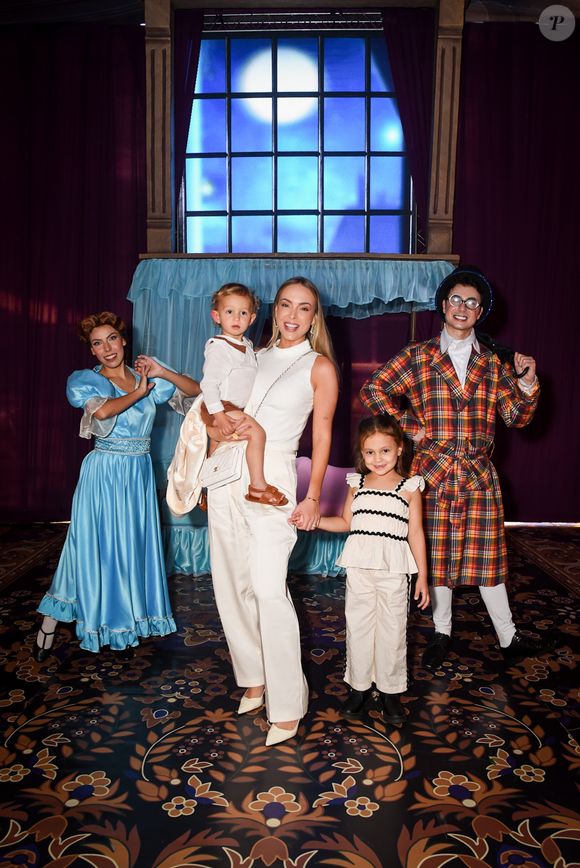 Tata Estaniecki levou filhos para o aniversário da filha de Roberto Justus e Ana Paula Siebert