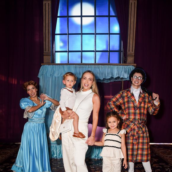 Tata Estaniecki levou filhos para o aniversário da filha de Roberto Justus e Ana Paula Siebert