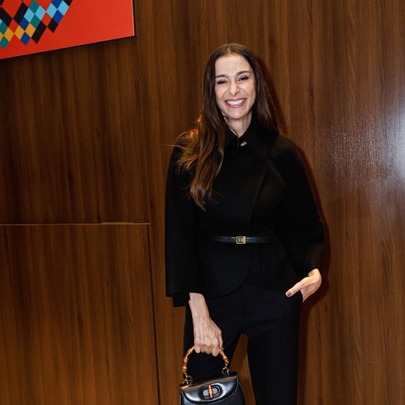 Casaco estruturado, cinto fino marcando a cintura e uma bolsa com alça que remete à madeira: Mônica Martelli chamou atenção pela elegância atemporal durante a estreia do monólogo estrelado por Taís Araújo