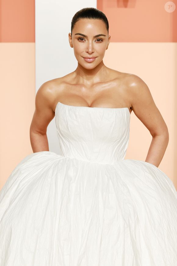 2025: em uma aparição recente, Kim Kardashian apostou em sua beleza e surgiu com uma make simples, quase imperceptível