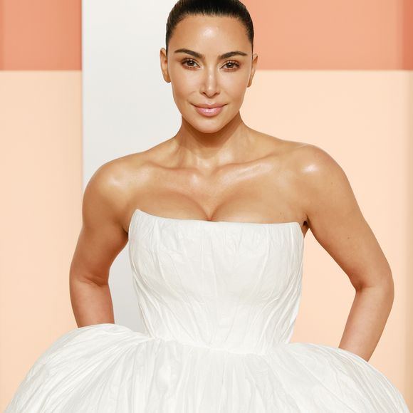 2025: em uma aparição recente, Kim Kardashian apostou em sua beleza e surgiu com uma make simples, quase imperceptível