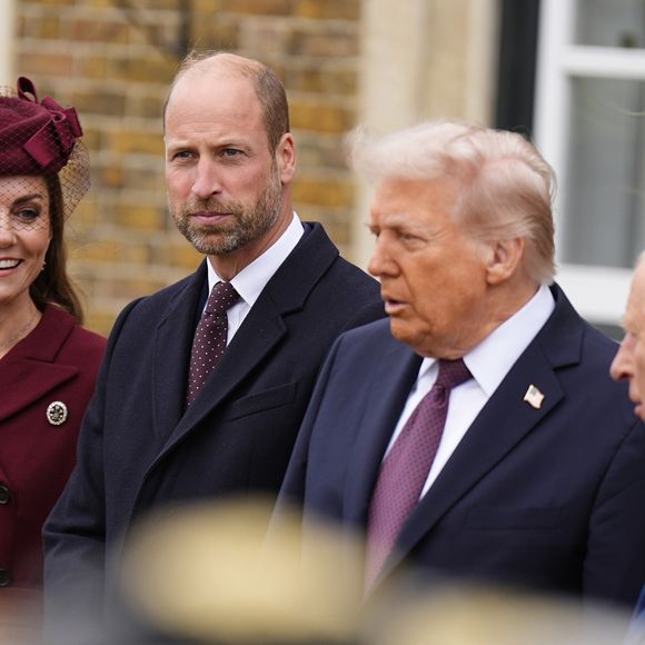 Após darem as boas-vindas ao casal norte-americano, o príncipe William e Kate Middleton acompanharam os convidados até uma das entradas do castelo, onde já os aguardavam o rei Charles III e Camilla.