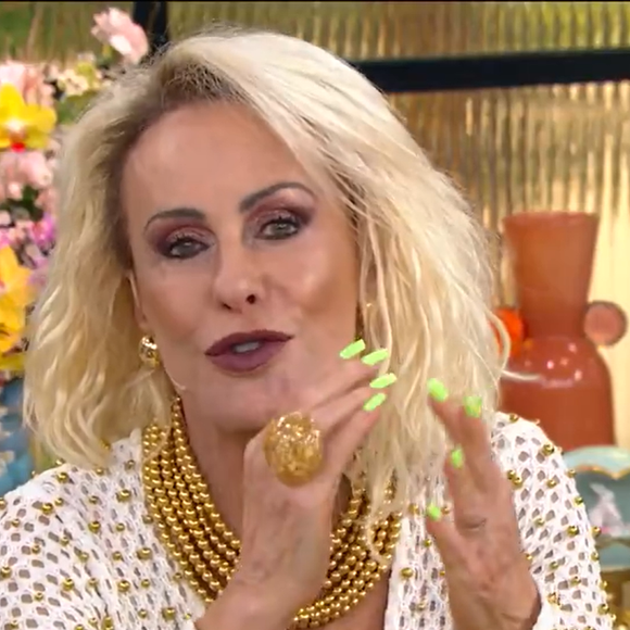 Segundo a psiquiatra, Ana Maria Braga decorou uma árvore em tons de azul e branco, mas optou por mudar a decoração faltando 10 dias para o Natal